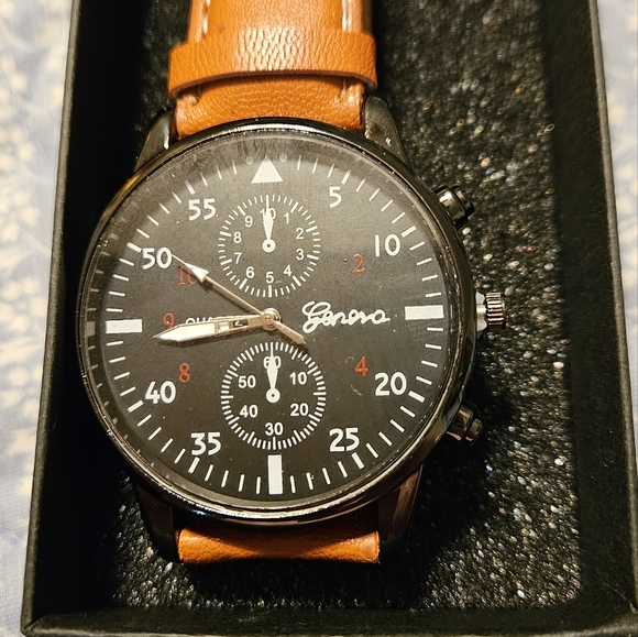 This listing is for a Mens Casual brown quartz watch Please see all the picture - Picture 10 of 13